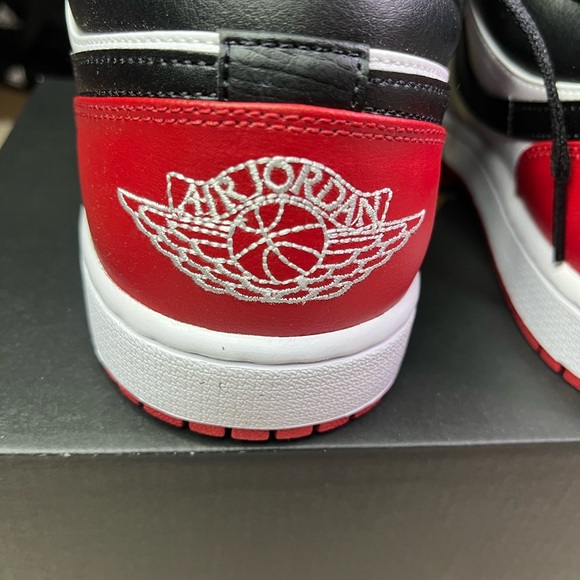 Air Jordan 1 Low Bred Toe Black/Red/White size 10 all 3 400 scarf windbreaker - Picture 10 of 12